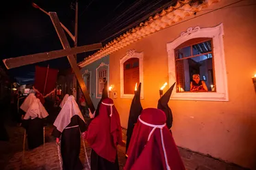 
			
				Procissão do Fogaréu leva fiéis e demonstrações de fé as ruas de Marechal Deodoro
			
			