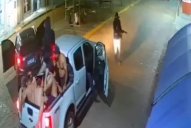 
			
				Quadrilha armada com fuzis invade banco, faz reféns e explode caixas
			
			