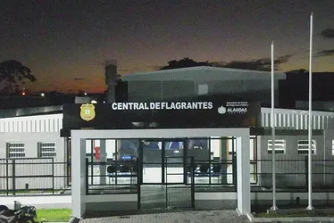 
			
				Revoltada com agressões, mulher tranca marido em casa e aciona a polícia
			
			