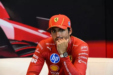 
			
				Sainz diz não estar surpreso com dificuldade de Hamilton na Ferrari
			
			