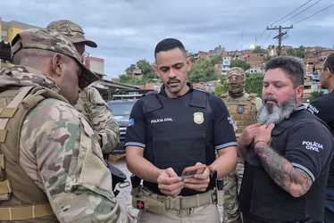 
			
				Servidor suspeito de aplicar golpes milionários em AL com promessa de imóvel de luxo é alvo de operação
			
			