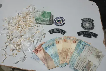 
			
				Suspeito foge da PM, colide com viatura e é preso com mais de 400 porções de crack
			
			