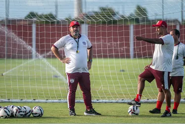 
			
				Técnico Eduardo Barroca pode mudar estilo do CRB para jogo com o Criciúma
			
			