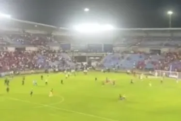 
			
				Torcedores invadem o campo e treinador é agredido durante partida de futebol
			
			