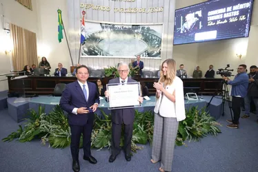 
			
				Trajetória reconhecida: Téo Vilela recebe a Comenda Tavares Bastos
			
			
