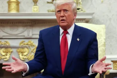 
			
				Trump brinca e diz que “gostaria de ser papa” após pergunta sobre conclave
			
			