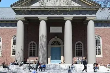 
			
				Trump proíbe Harvard de ter estudantes estrangeiros
			
			