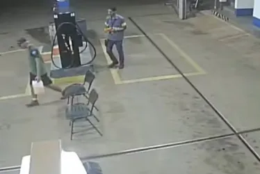 
			
				VÍDEO: assassino de esposa e filha comprou gasolina em posto para poder queimar vítimas
			
			