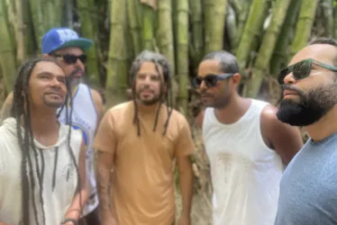 
			
				Vibrações celebra 27 anos de estrada e lança novo single e clipe gravado em Atalaia
			
			