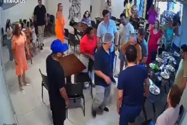 
			
				Vídeo: Policial militar de folga salva idoso engasgado em restaurante de Maceió
			
			