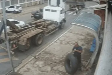 
			
				Vídeo: adolescente morre atropelado por caminhão em faixa de pedestres
			
			