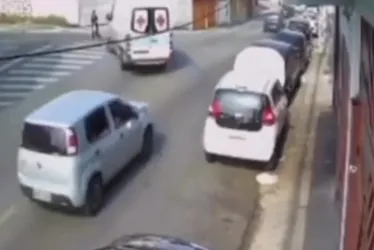 
			
				Vídeo: ambulância atropela mulher e criança em faixa de pedestres
			
			