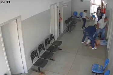 
			
				Vídeo flagra momento em que ex-marido tranca sala de posto de saúde para esfaquear mulher
			
			