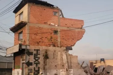 
			
				Vídeo flagra o momento em que parte de um prédio residencial de 3 andares desaba
			
			