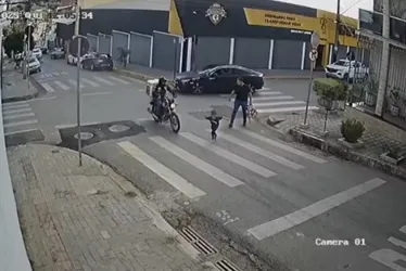 
			
				Vídeo mostra momento em que motociclista avança o sinal e atropela criança
			
			