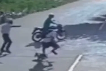 
			
				Vídeo: motoqueiro executa homem que passeava com cachorro
			
			