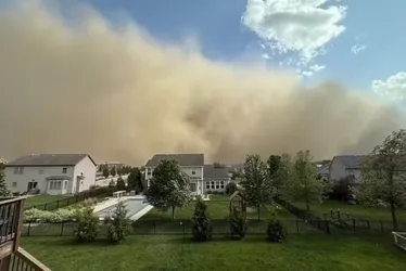 
			
				Vídeo: nuvem de poeira faz Chicago "desaparecer" após série de tornados nos EUA
			
			