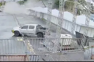
			
				Vídeo: veja momento em que galpão desaba no Jaraguá e deixa quatro pessoas feridas
			
			