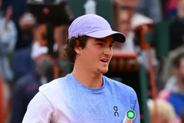 
			
				Web ‘enlouquece’ com vitória de João Fonseca em Roland Garros: ‘Extraordinário’
			
			
