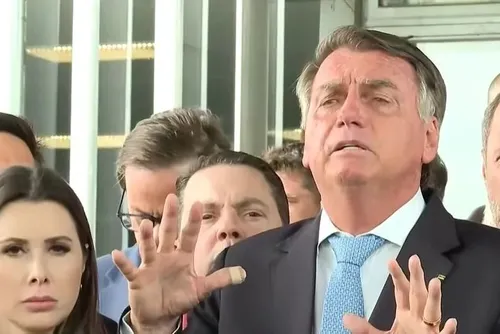 
				52% dos brasileiros acham que Bolsonaro deveria ser preso
			
			