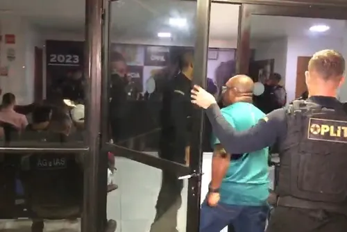 
				Advogado João Neto é detido e levado à central suspeito de agressão contra mulher em apartamento
			
			