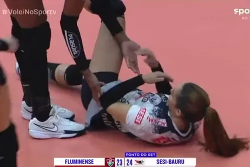 
				Amanda solta o braço, e bola explode no rosto de Keyt Alves, que cai no chão
			
			
