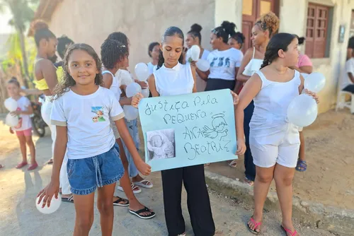 
				Antes de sepultamento, moradores de Novo Lino pedem Justiça por Ana Beatriz
			
			