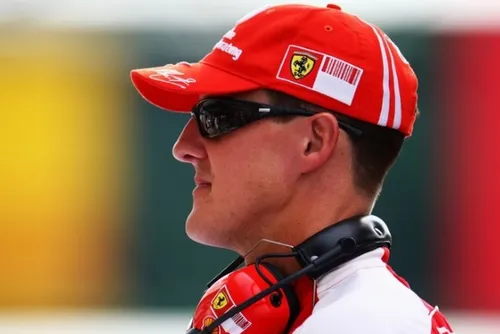 
				Após 11 anos, Schumacher faz aparição simbólica na F1; entenda
			
			
