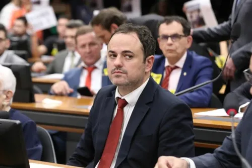 
				Após seis horas de sessão, Conselho de Ética cassa mandato de Glauber Braga
			
			