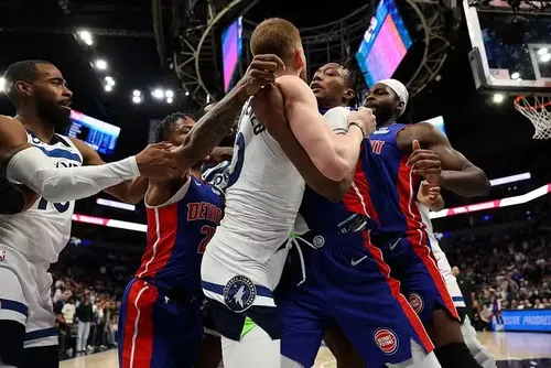 
				Briga generalizada marca jogo da NBA e resulta em sete expulsões; veja o vídeo
			
			