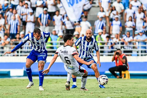 
				CSA domina, mas dorme no lance e empata com o Anápolis
			
			