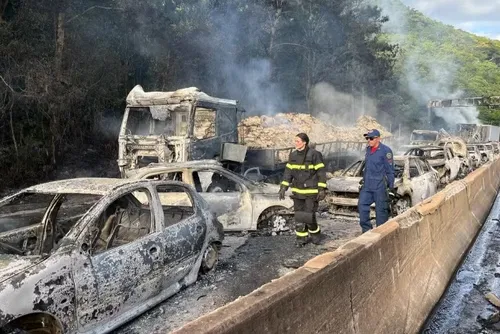 
				Caminhão explode e incêndio destrói 25 veículos na BR-101
			
			