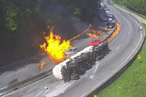 
				Caminhão-tanque com combustível explode, deixa feridos e incendeia mais de 20 veículos
			
			
