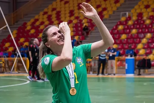 
				Campeã da Copa América, Jozi Oliveira comemora vaga para Copa do Mundo de Futsal
			
			