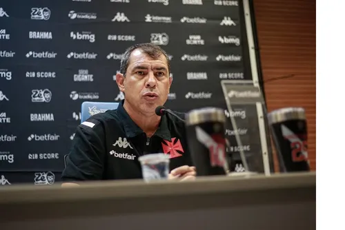 
				Carille não se sente ameaçado e lamenta críticas: “Não está ajudando”
			
			