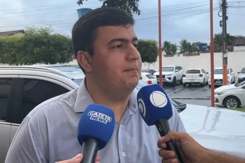 
				Carlos revela que dormiu na prefeitura para evitar golpe e diz que legalidade da assinatura será "discutida na Justiça”
			
			