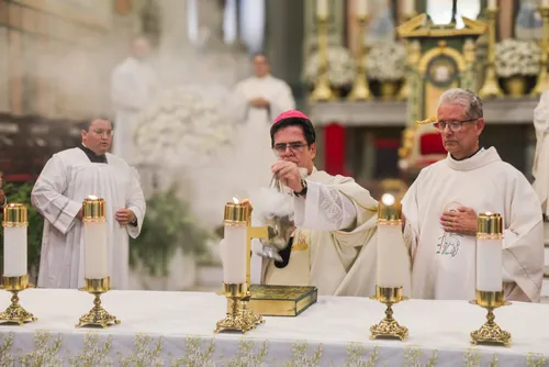 
				Fiéis participam da Missa da Ceia do Senhor e acompanham o rito do lava-pés na Catedral de Maceió
			
			