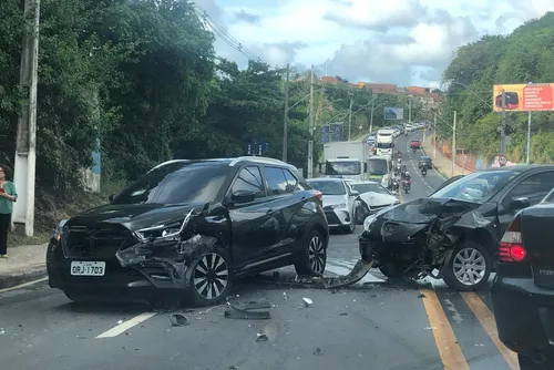 
				Acidente envolvendo 5 veículos deixa mulher gravemente ferida na Leste-Oeste
			
			