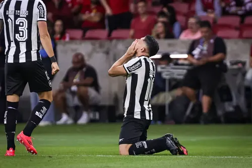 
				Com suspeita de lesão, Savarino está fora da estreia do Botafogo na Libertadores
			
			
