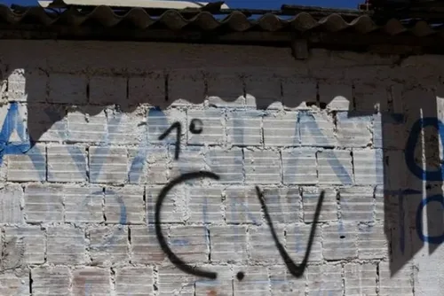 
				Comando Vermelho “testa” fuzis e mãe e filho levam tiro dentro de casa
			
			