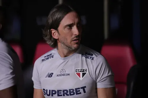
				Comentarista aponta erro e critica Zubeldía em empate do São Paulo: ‘Loucura’
			
			
