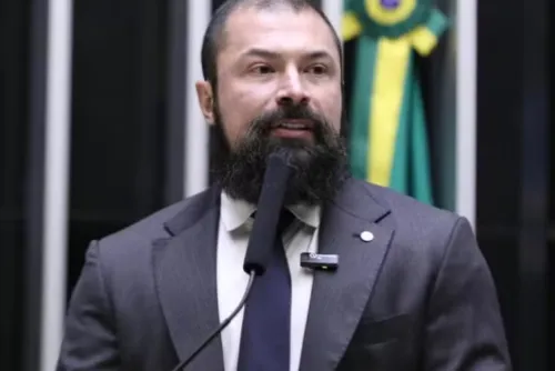 
				Comissão da Câmara aprova projeto que propõe desarmar segurança pessoal de Lula
			
			