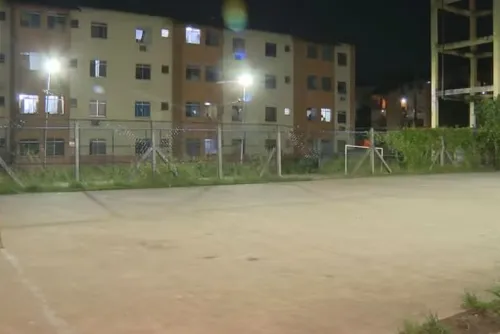 
				Criança de 11 anos é baleada enquanto jogava bola em condomínio no Rio
			
			
