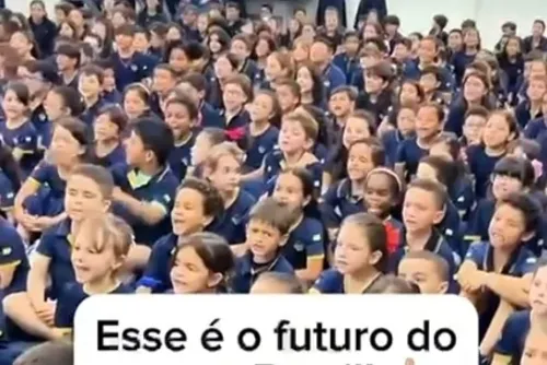 
				Crianças cantam com Banda da PM em auditório de escola e vídeo viraliza
			
			