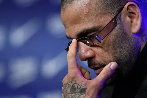 
				Daniel Alves é absolvido por Justiça da Espanha após condenação por estupro
			
			