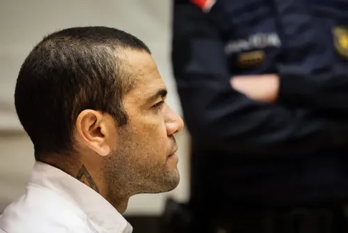 
				Daniel Alves é absolvido por Justiça da Espanha após condenação por estupro
			
			