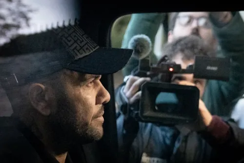 
				Daniel Alves tem passaportes liberados e pode voltar ao Brasil
			
			