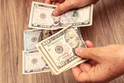 
				Dólar cai e Bolsa sobe, sem que “tarifaço” de Trump afete o Brasil
			
			