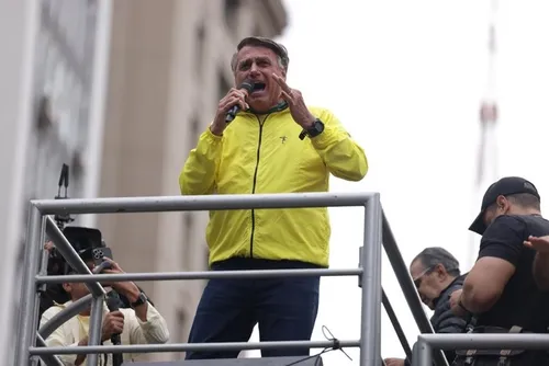 
				Em ato, Bolsonaro fala em ajuda internacional e TSE 'isento' para 2026
			
			