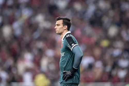 
				Em noite dos goleiros, Vasco e Flamengo empatam pelo Brasileirão
			
			